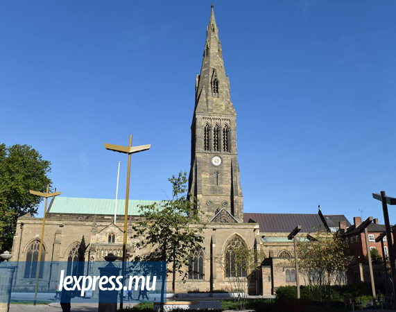 La cathédrale de Leicester resplendit.