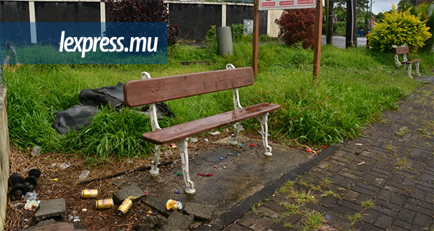 Enhavi par les buissons, l’herbe qui n’est pas tondue et les déchets, le parcours de santé est méconnaissable.