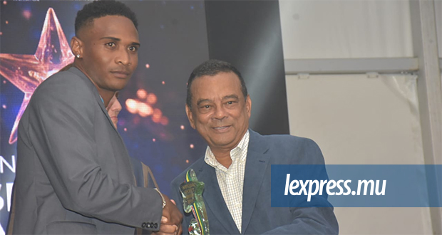 Le boxeur Merven Clair (g) recevant son trophée du ministre Ivan Collendavelloo