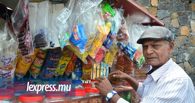 Lukeenarain Bhobun devant son tricycle.