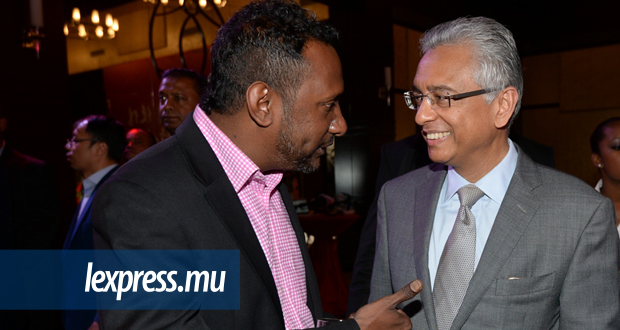 Le directeur des publications de La Sentinelle (à g.) en discussion avec Pravind Jugnauth au cocktail de l’ambassade de Chine, jeudi soir.