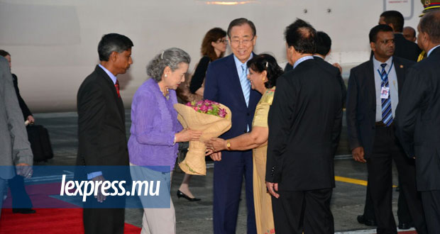 Ban Soon-taek recevant un bouquet de Lady Sarojini Jugnauth.