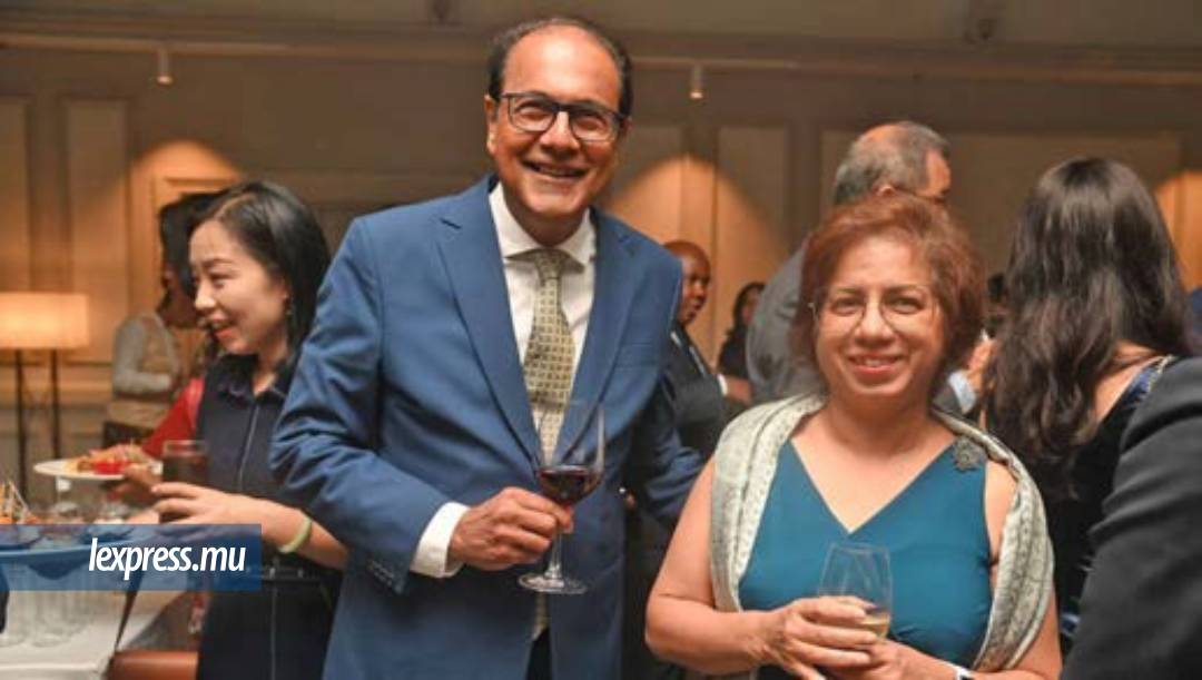 Steve et Karuna Obeegadoo ont dit au revoir à l’ambassadeur de Chine.