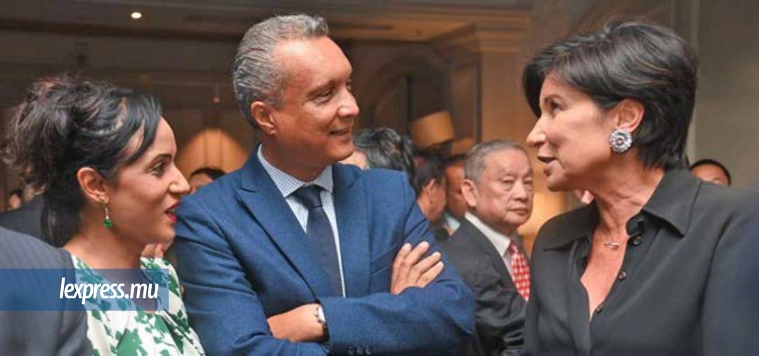 Patrick Assirvaden, ministre de l’Energie et des services publics, écoute avec attention Irada Avtandilovna Zeynalova, ambassadrice de Russie.