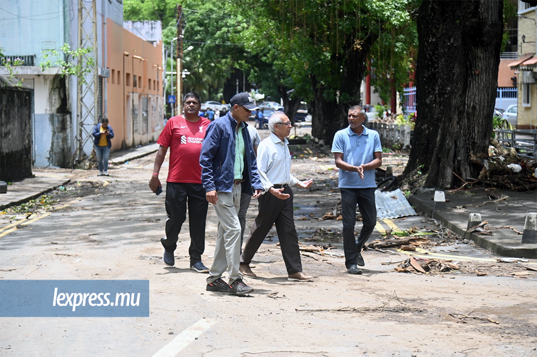 Anwar Husnoo effectuant un constat à Port-Louis, ce mardi 16 janvier.