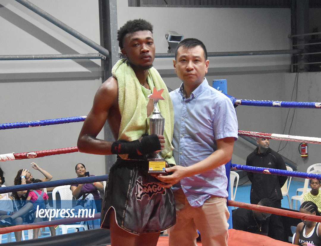 Le junior Hansley Perrine, vainqueur chez les 57 kg, en compagnie de Cédric Ah Chuen.