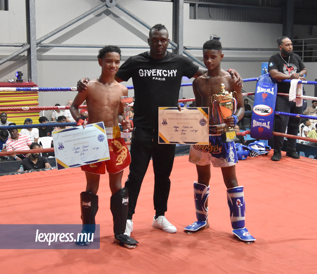 Didier de Robillard (c.) est encadré par Jaden Drack (à g.) et Wayne Perrine, champion chez les cadets (48 kg).