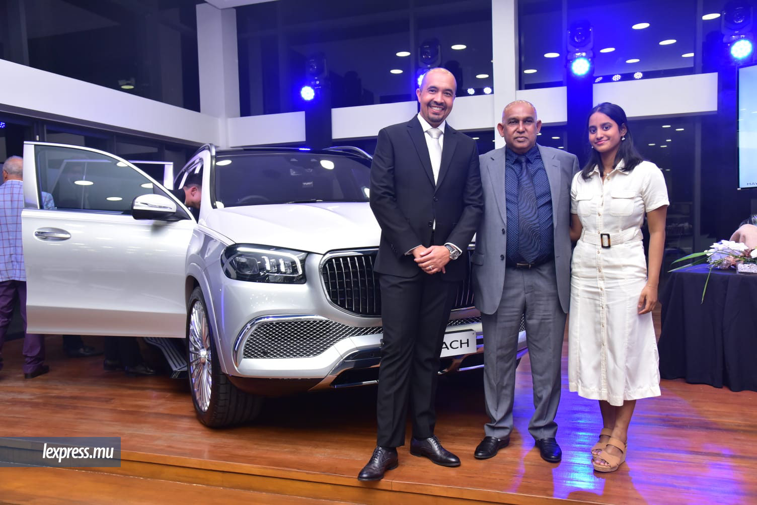 De g. à dr. : Pascal Ermgodts directeur de CFAO Motors, avec Adhir Gunness, 1er détenteur de Maybach, aussi connu comme le premier Mauricien à avoir produit un film à Bollywood entièrement tourné chez nous («22 Days»), en 2018, et Abha Gowreesunker.