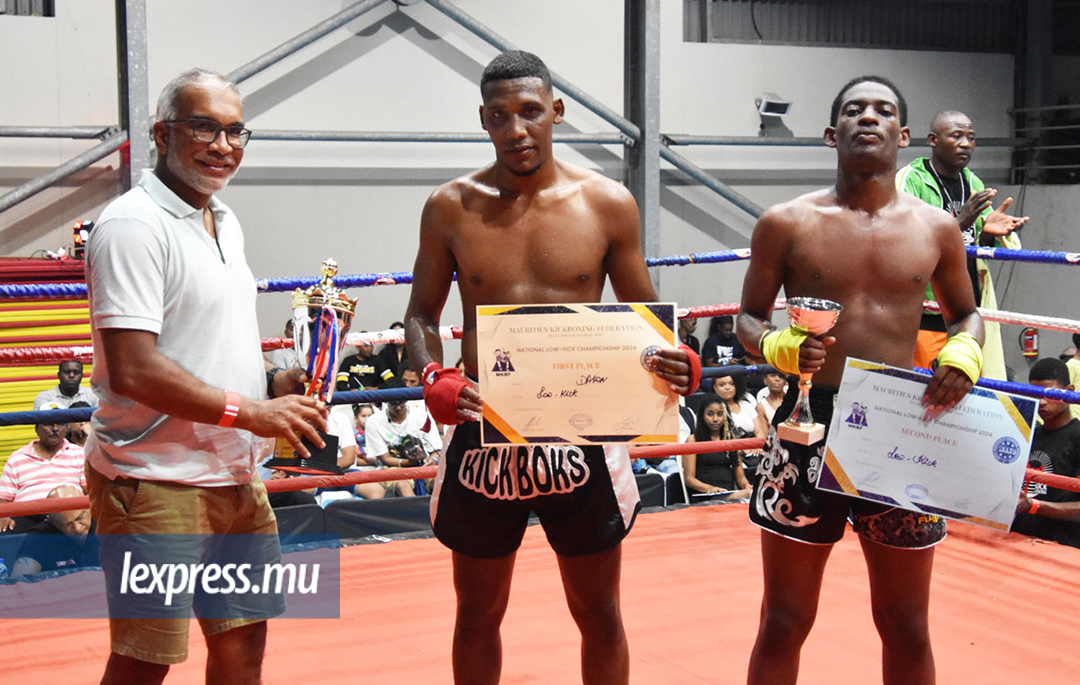 Jean-Michel Félix (à g.), de MCB Consulting, remet le trophée du vainqueur à Emmanuel Dalon (c.), champion chez les 67 kg.