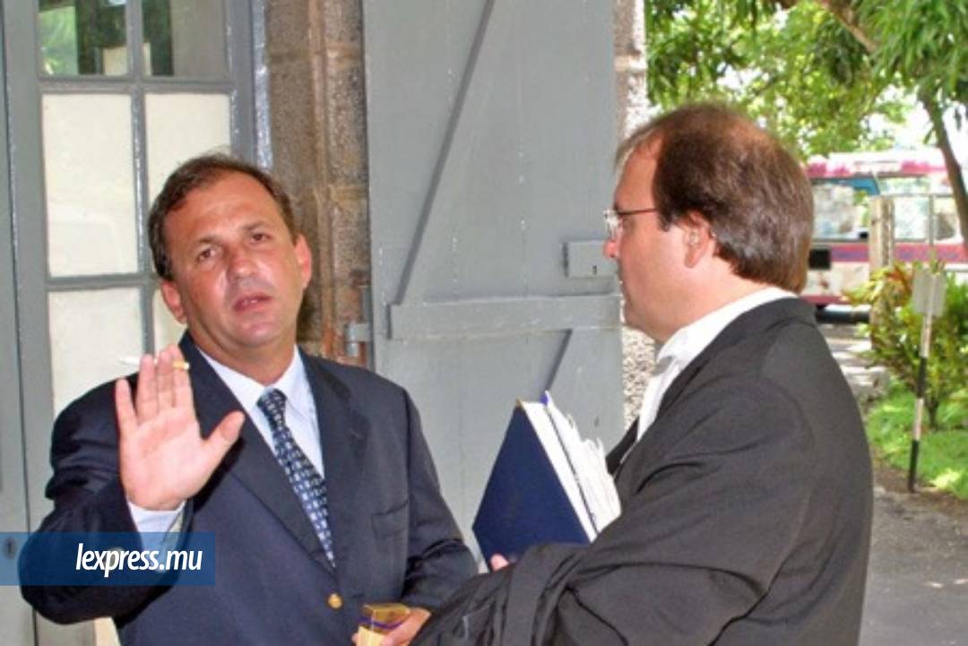 Bernard Maigrot, avec son avocat Me Yves Hein, à son arrivée en cour de Mapou le 29 janvier 2004.