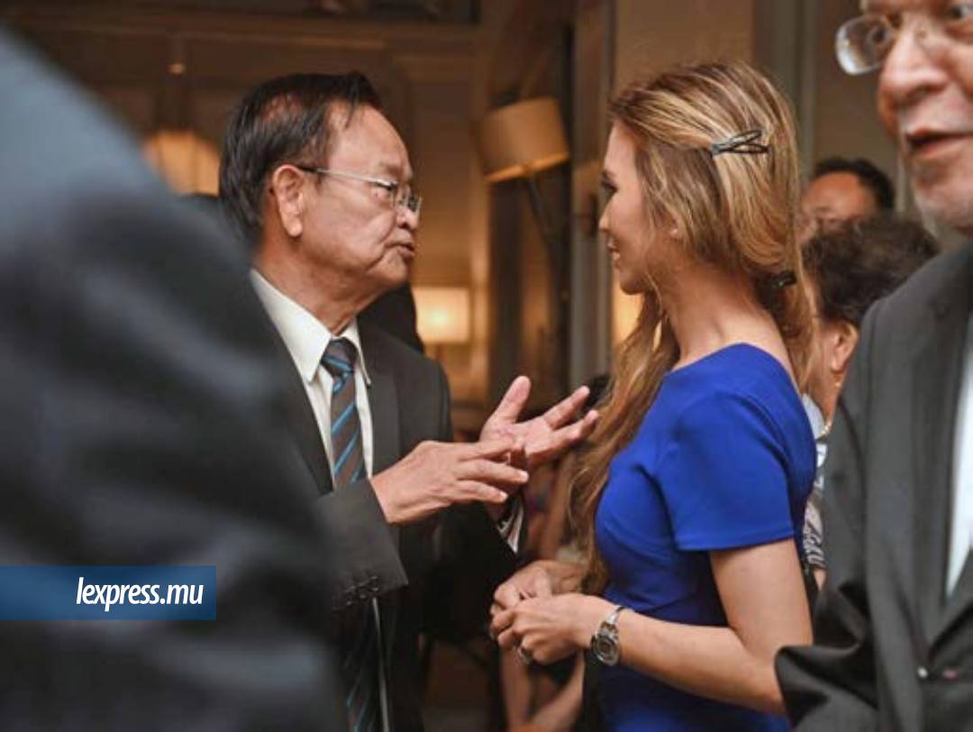 La «Junior Minister» Karen Foo Kune-Bacha échange avec Yves Chan Kam Lon.