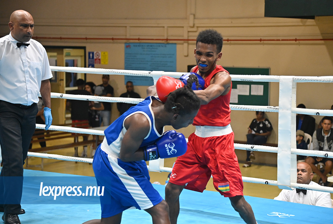 Fabrice Valérie (en rouge) a été exact au rendez-vous lors de la finale des 50 kg en élite hommes. © Krishna Pather