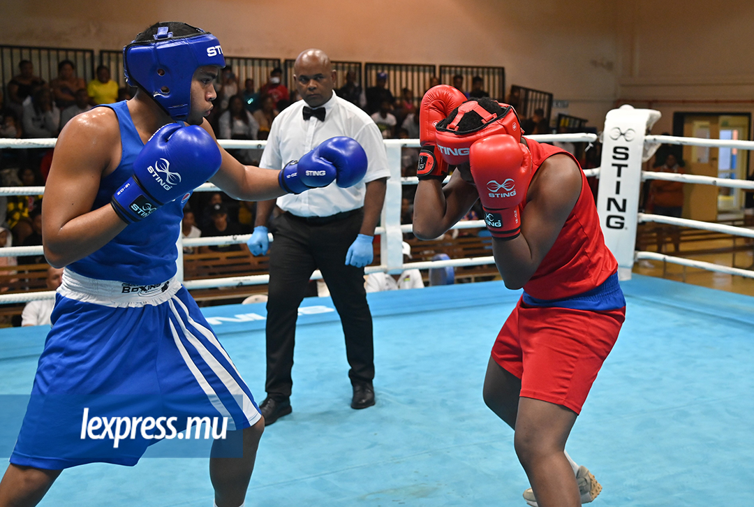 Le Curepipien Princeley Lamoureux (en bleu) champion en 75 kg, a été élu meilleur boxeur chez les Jeunes. © Krishna Pather