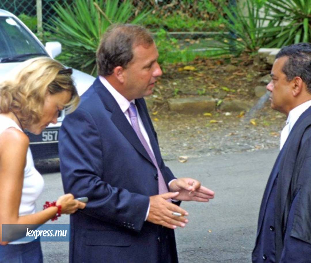 L’homme d’affaires Bernard Maigrot est en compagnie de sa femme et de Me Ivan Collendavelloo, qui mène la défense, lors de sa comparution au tribunal de Mapou durant l’enquête préliminaire le 19 janvier 2004.