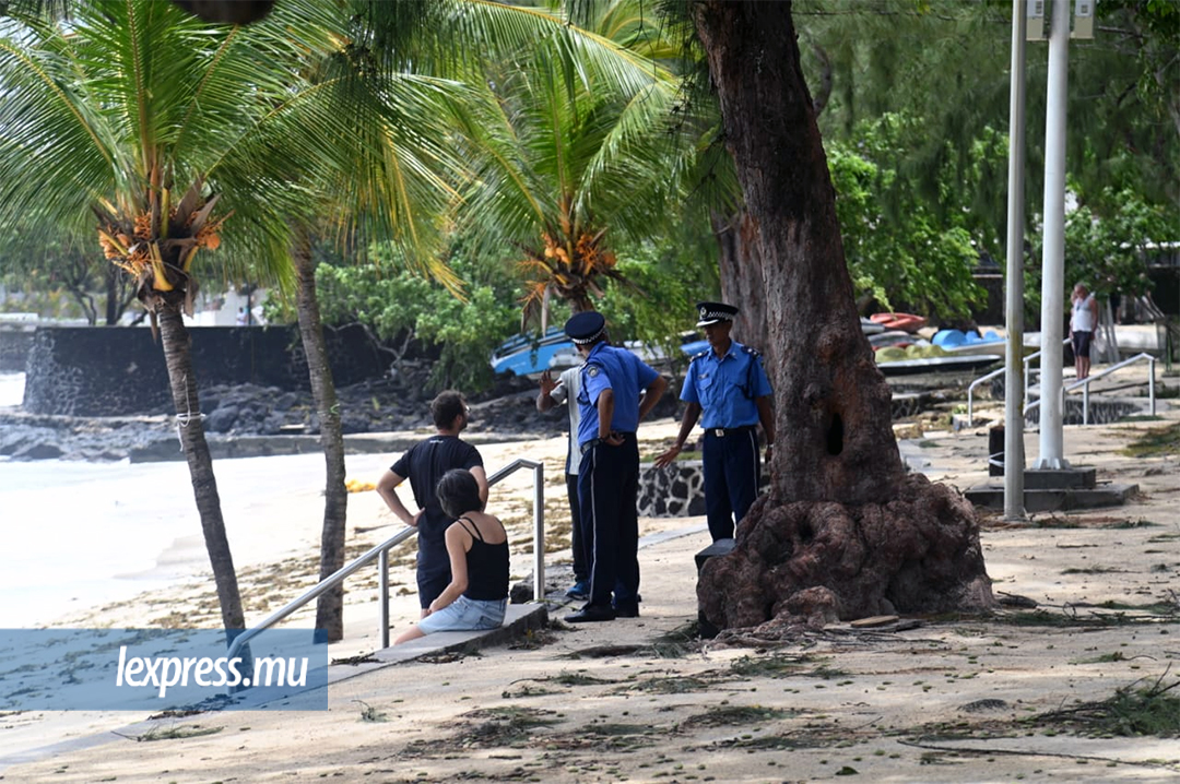 La police explique à des touristes que l’on n’est pas encore autorisé à sortir à Péreybère.