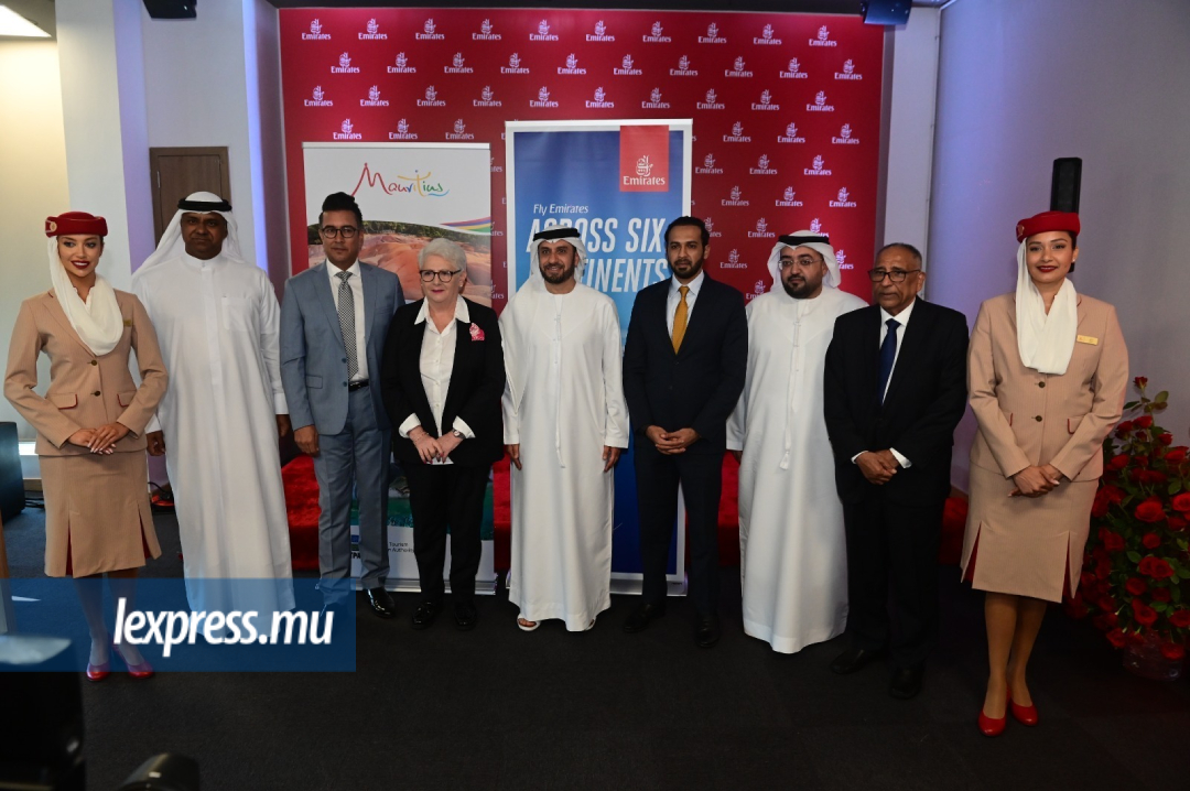 De gauche à droite : Nabil Sultan, ministre Shakeel Mohamed, Claire Le Lay (MTPA), Adnan Kazim, Saeed Baomran (ambassade des E.A.U.), Essa Sulaiman Ahmad et Oomar Ramtoola (Emirates).
