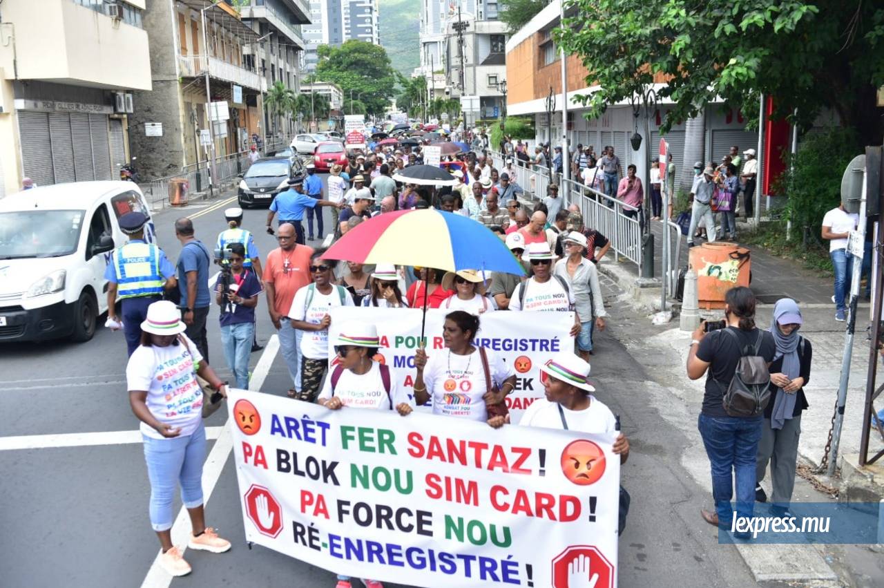 Manifestation contre le réenregistrement des cartes SIM, dans les rues de Port-Louis, le 23 mars