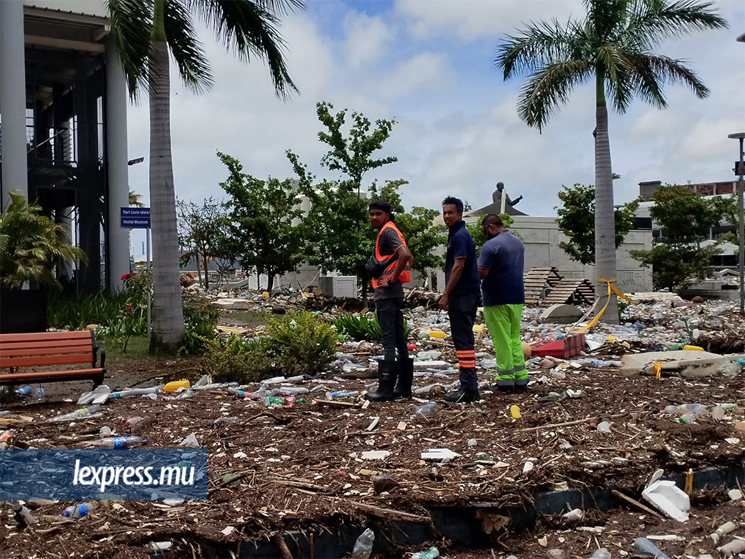 Au Caudan Waterfront, désespoir face à l’étendue des ordures.