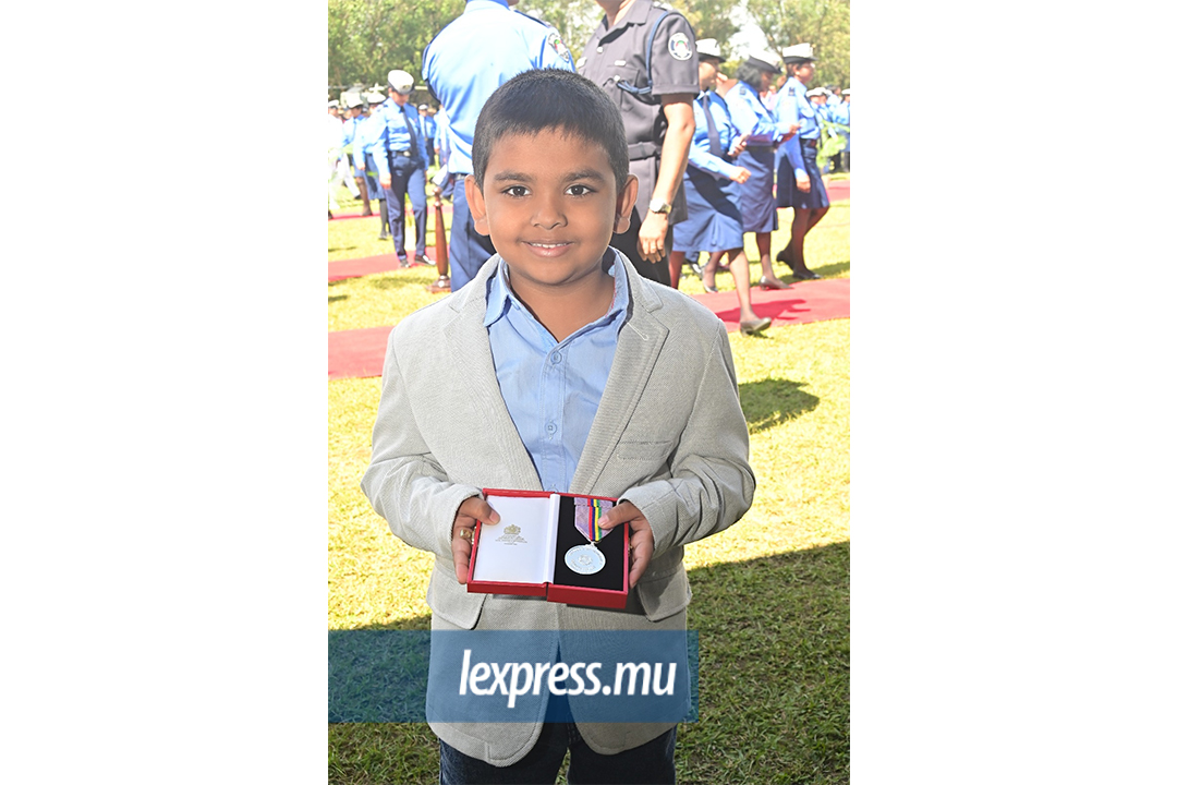 Namish Meelun, tout fier, avec la médaille de son père décédé...