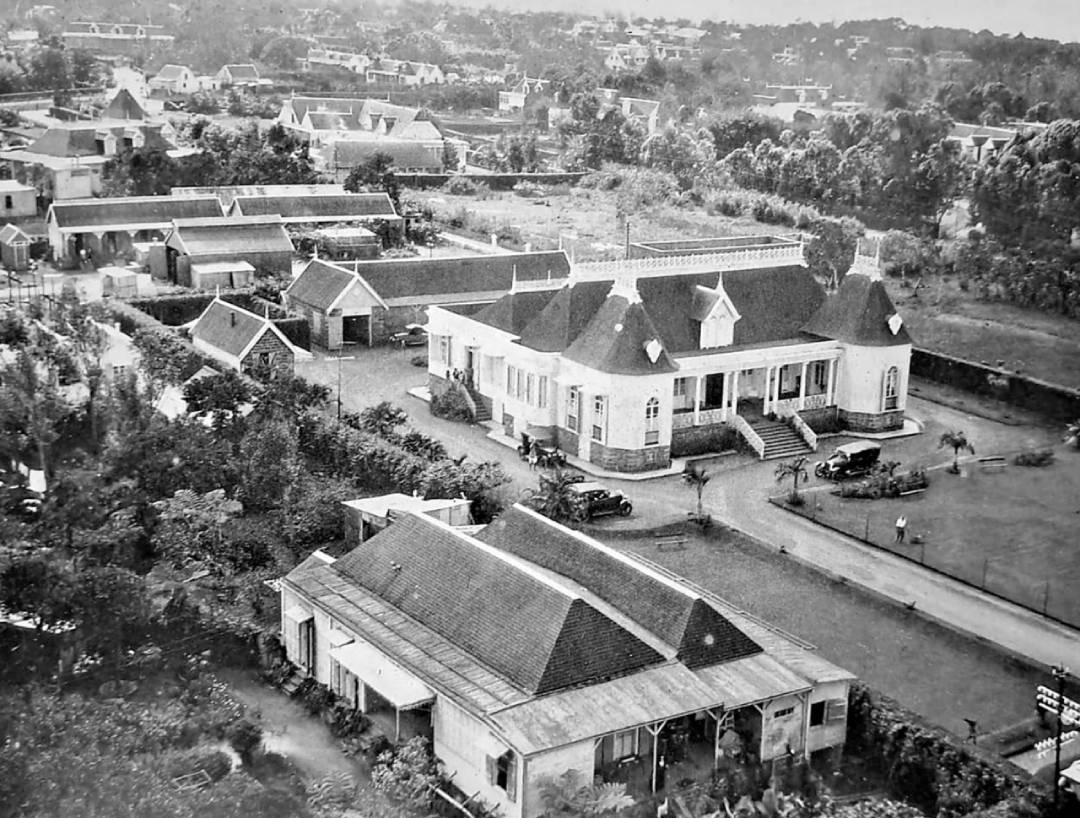 Vue de l’Hôtel de ville et de la bibliothèque Carnegie. Photo prise du clocher de l’église Sainte-Thérèse.