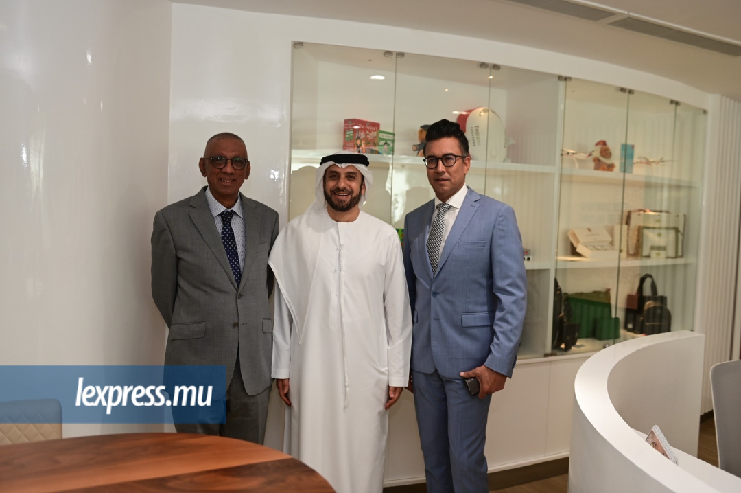 Le Commissaire électoral Irfan Rahman, Adnan Kazim, «Deputy President» et «Chief Commercial Officer» d’Emirates, et le ministre des Terres et du Logement, Shakeel Mohamed.