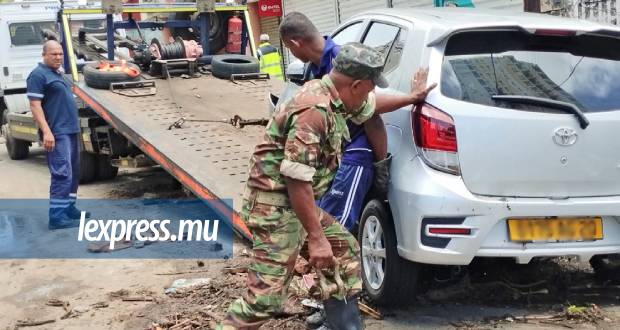 À Port-Louis, il fallait remorquer les voitures hors service mardi.