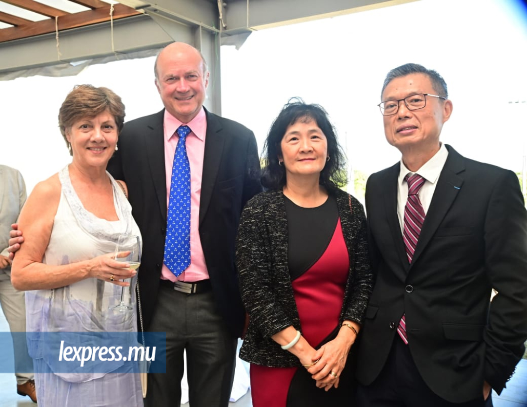 Diane Oxenham, Alan Oxenham, Doreen Tsin et Pascal Tsin, directeur de Super U.