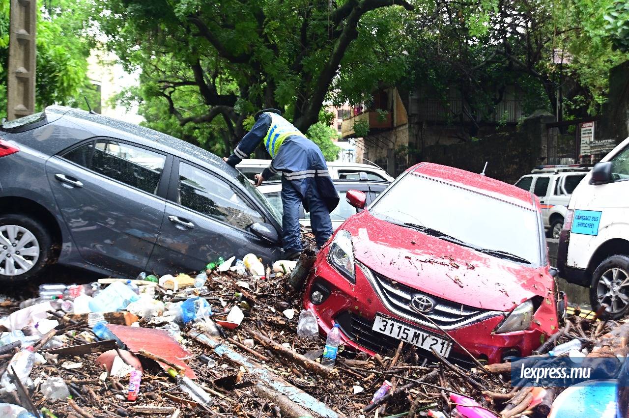 Triste scène lors du passage du cyclone Belal. Plusieurs véhicules ont été endommagés à Port-Louis, le 15 janvier 2024.