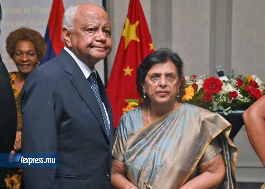 Lady Sarojini Jugnauth aux côtés du vice-président de la République, Eddy Boissézon.