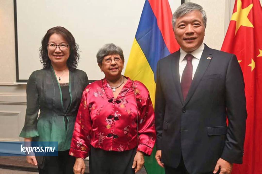 Shirin Aumeeruddy-Cziffra, speaker de l’Assemblée nationale, aux côtés l’ambassadeur de Chine Zhu Liying et son épouse.