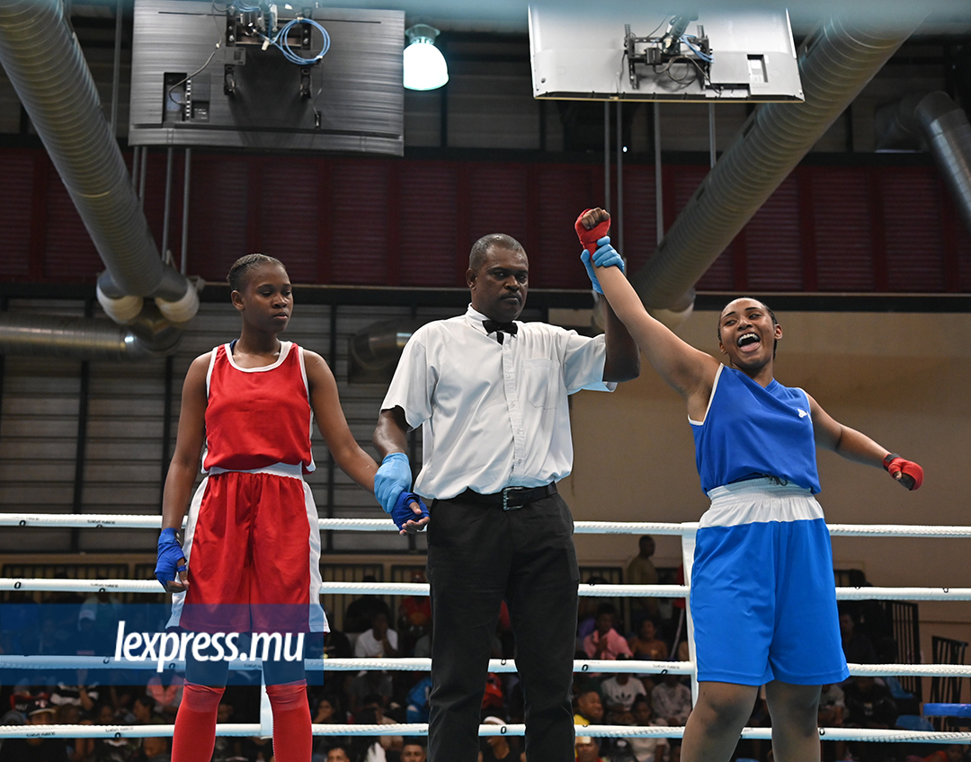 Olenza Albert de Beau-Bassin/Rose-Hill (à dr.) est devenue championne de Maurice en 60 kg et a été élue meilleure boxeuse chez les Jeunes. © Krishna Pather
