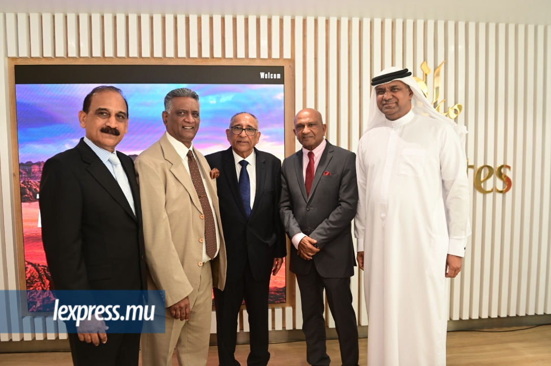Kishore Beegoo (Air Mauritius), Lormus Bundhoo (AML & ATOL), Oomar Ramtoola et Nabil Sultan (Emirates), et Dass Thomas (Officer in Charge).