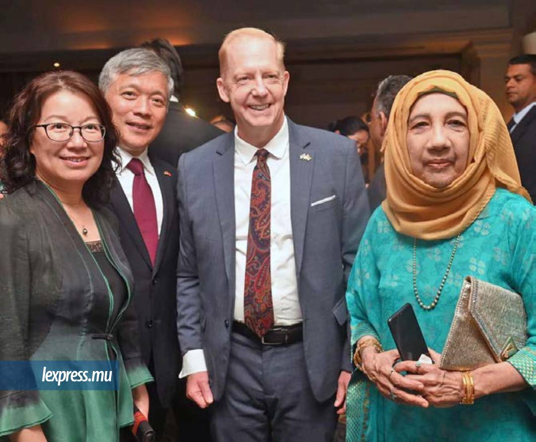 Bons baisers de Chine et d’Amérique, avec Zhu Liying, son épouse et l’ambassadeur des États-Unis Henry V. Jardine. Ils sont en compagnie de Mariam Goodur.
