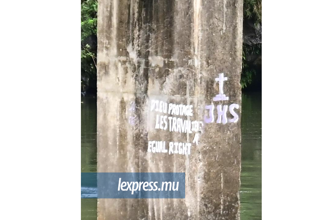 Des mains ont tenues à imprimer des prières en ces lieux. Elles nous rappellent que des travailleurs n’ayant pas peur d’évoluer dans le vide ont contribué à construire le SAJ Bridge.