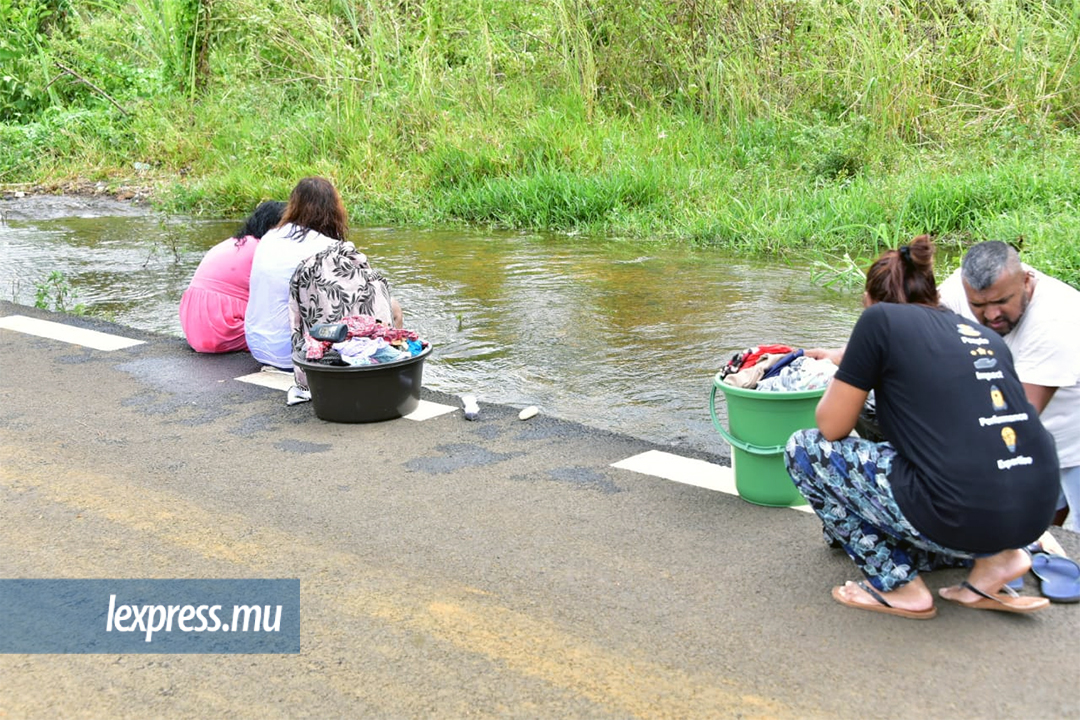 Quand il n’y a pas d’eau dans les robinets, on lave comme on peut à Clavet.