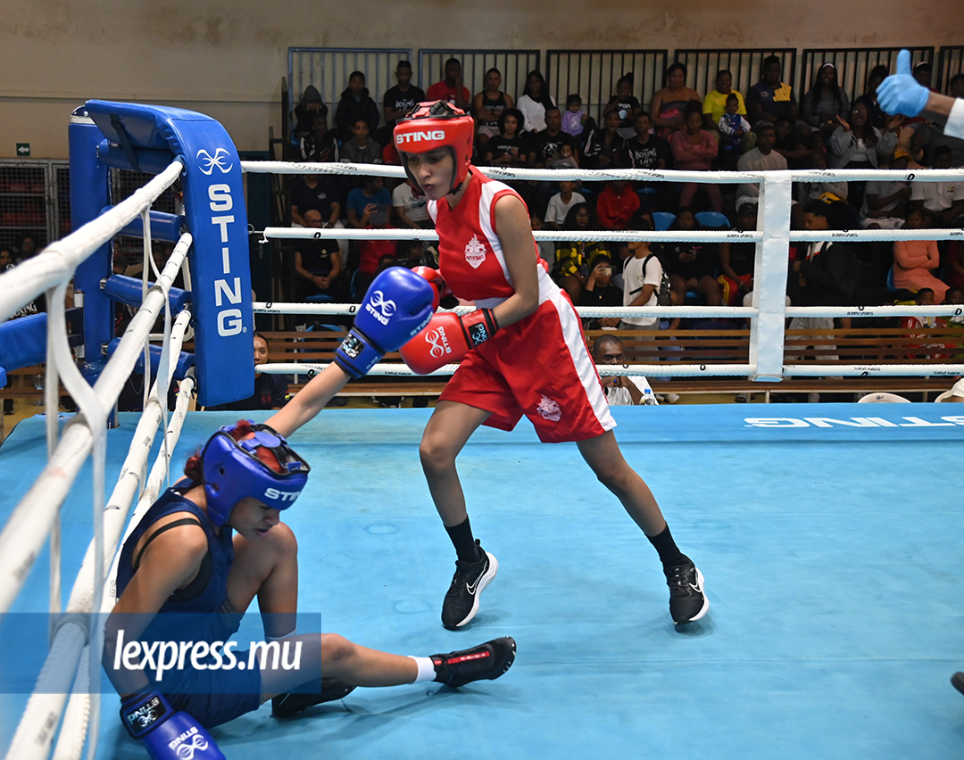 Parineeta Reetooraz (en rouge) a été très expéditive lors de la finale des 48 kg Jeunes filles.  © Krishna Pather