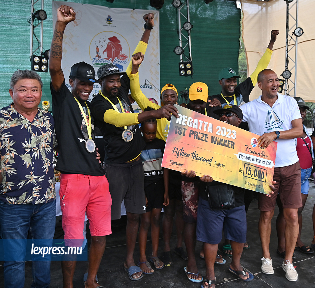 L’Operations Manager de PhoenixBev à Rodrigues, Fock Keng Ho Tu Nam, remettant son prix à l’équipage de Toby Philippe de Montagne Cabris Corail.