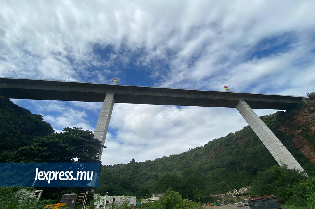 Qui dit inauguration dit fin de chantier ? Pas sous les deux piliers du SAJ Bridge.