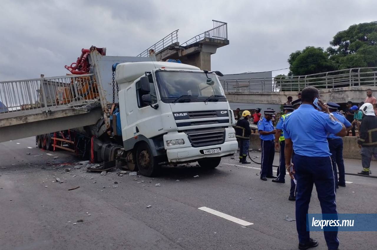 Percutée par un camion, la passerelle pour piétons de l’autoroute à Roche-Bois s’est effondrée, le 24 février.