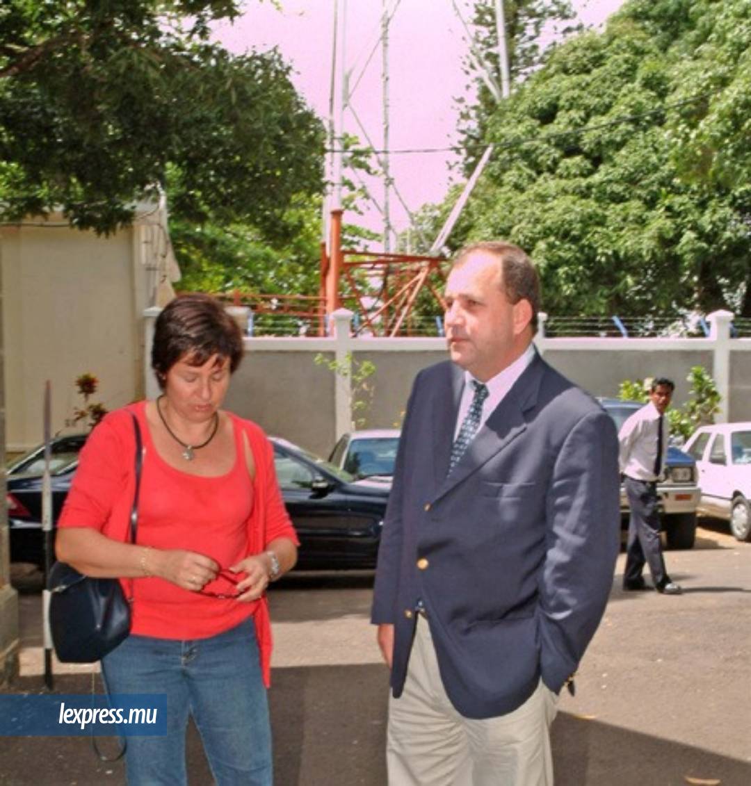 Bernard Maigrot se trouve avec Martine Desmarais à sa sortie du tribunal de Mapou le 28 octobre 2005.