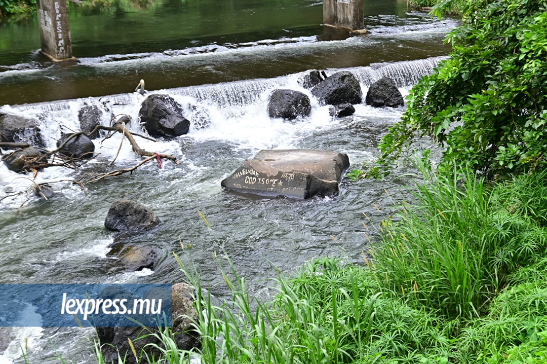 Des mains ont tenues à imprimer des prières en ces lieux. Elles nous rappellent que des travailleurs n’ayant pas peur d’évoluer dans le vide ont contribué à construire le SAJ Bridge.