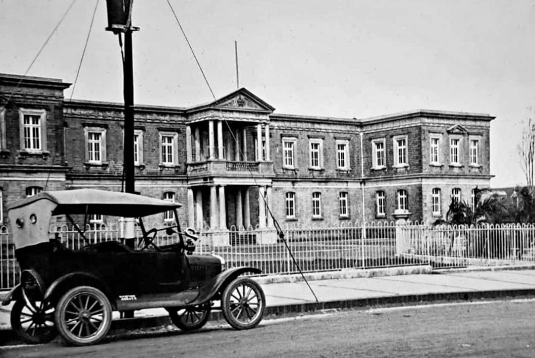 Le Collège Royal de Curepipe. Ce n’est que le 1er octobre 1912 que fut posée la première pierre du présent bâtiment.