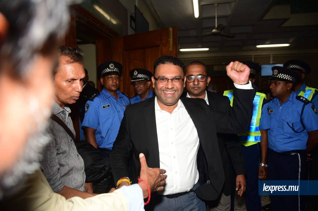 Yogida Sawmynaden tout sourire, après avoir été jugé non coupable en cour intermédiaire, le 30 mai, dans l’affaire «Constituency Clerk».
