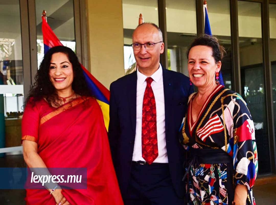 Nandini Singla, haute-commissaire de l’Inde à Maurice, en compagnie de l’ambassadeur de France à Maurice, Frédéric Bontems, et Armelle Bontems.