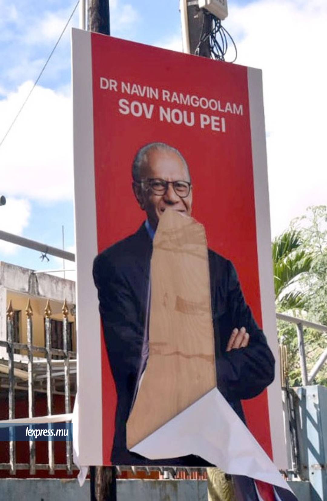 Banderole déchirée prise sur le vif à Pointe-aux-Piments.