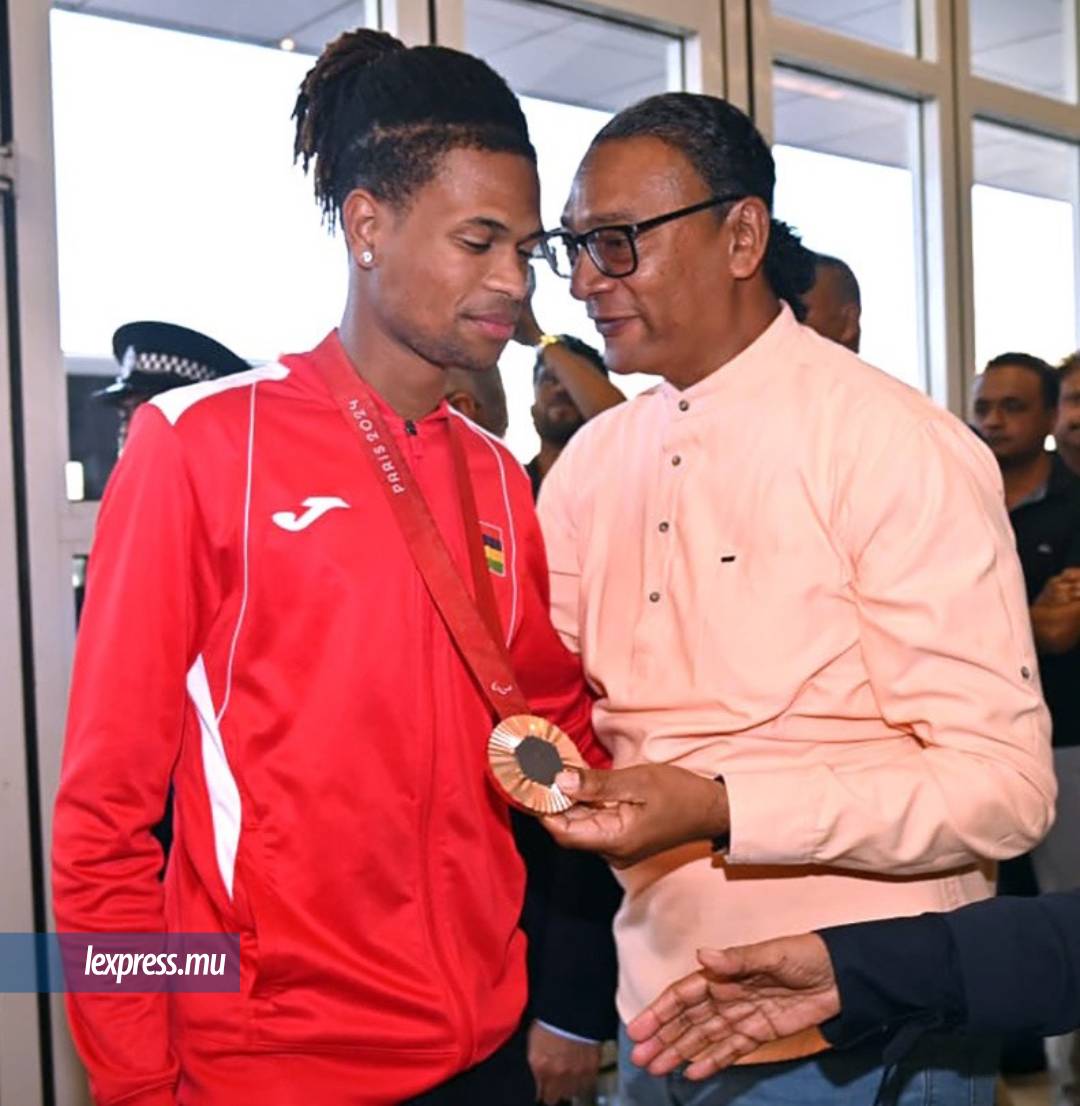 Le ministre des Sports Stéphan Toussaint congratulant le héros de Paris.