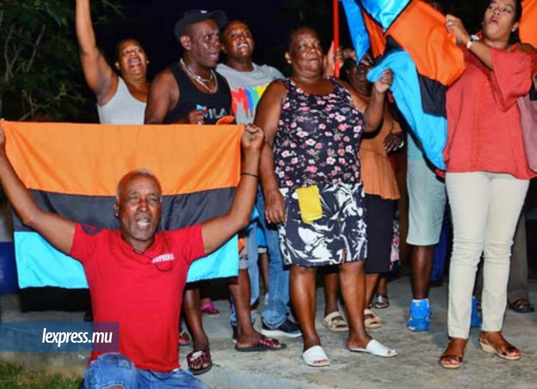 Après la décision de la Cour internationale de La Haye, les Chagossiens réunis au Chagos Refugees Group Centre, à Pointe-aux-Sables, le 25 février 2019.